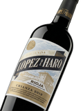 Primer plano de la etiqueta del vino tinto Hacienda López de Haro Crianza en formato Magnum (1,5 L), D.O.Ca. Rioja.