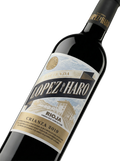 Primer plano de la etiqueta del vino tinto Hacienda López de Haro Crianza, D.O.Ca. Rioja.