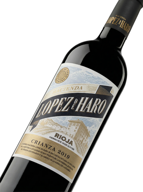 Primer plano de la etiqueta del vino tinto Hacienda López de Haro Crianza, D.O.Ca. Rioja.