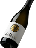 Primer plano de la etiqueta del vino blanco Jorn Nou Garnatxa Blanca con crianza sobre lías, D.O. Terra Alta.