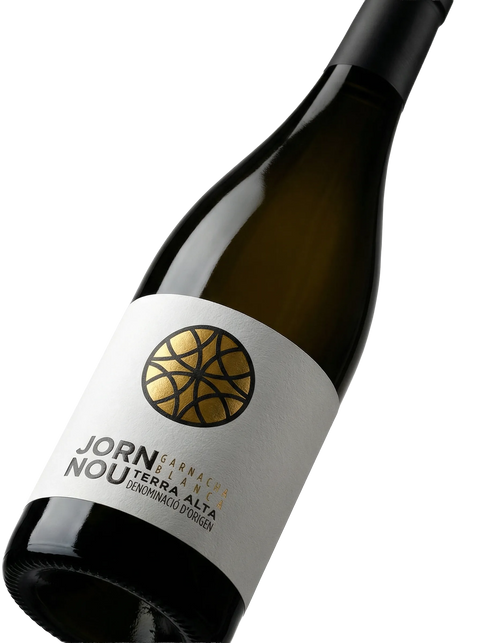 Primer plano de la etiqueta del vino blanco Jorn Nou Garnatxa Blanca con crianza sobre lías, D.O. Terra Alta.