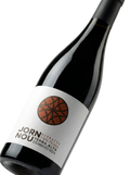 Primer plano de la etiqueta del vino tinto Jorn Nou Garnatxa Peluda de Altavins, D.O. Terra Alta.