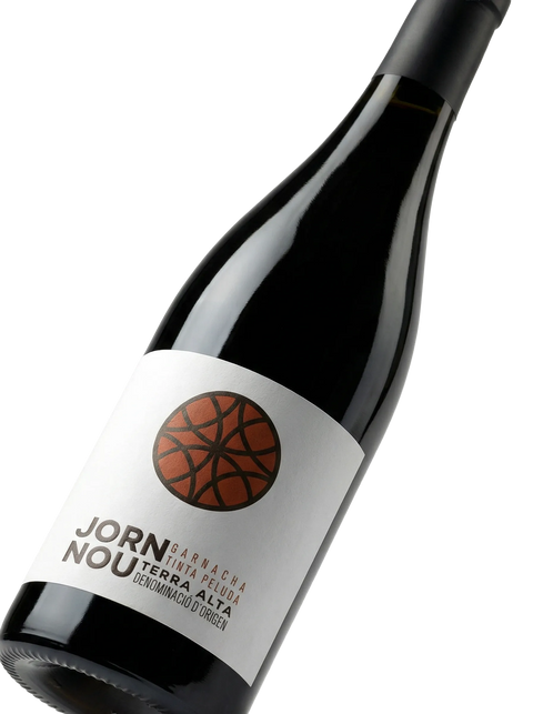 Primer plano de la etiqueta del vino tinto Jorn Nou Garnatxa Peluda de Altavins, D.O. Terra Alta.