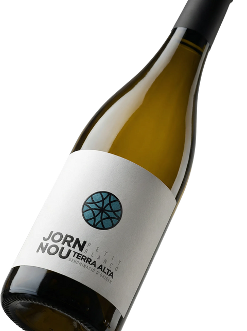 Primer plano de la etiqueta del vino blanco joven Jorn Nou Petit Blanc de Altavins, D.O. Terra Alta.