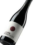 Primer plano de la etiqueta del vino tinto joven Jorn Nou Petit Negre de Altavins, D.O. Terra Alta.