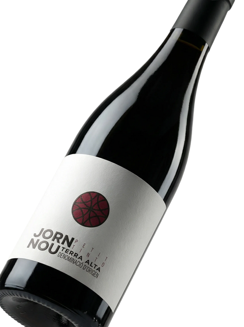 Primer plano de la etiqueta del vino tinto joven Jorn Nou Petit Negre de Altavins, D.O. Terra Alta.