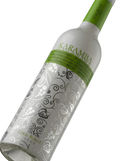 Primer plano de la etiqueta del vino blanco joven Karamba, de Altavins, D.O. Terra Alta.