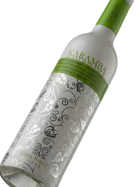 Primer plano de la etiqueta del vino blanco joven Karamba, de Altavins, D.O. Terra Alta.