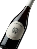 Primer plano de la etiqueta del vino tinto La Carra Cabra de Viña Palacios, D.O. Navarra.