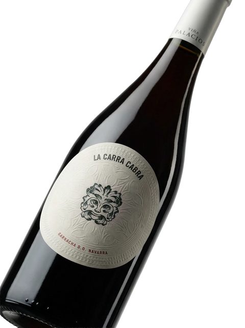Primer plano de la etiqueta del vino tinto La Carra Cabra de Viña Palacios, D.O. Navarra.