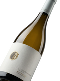 Primer plano de la etiqueta del vino blanco La Casa de Las Locas, Albariño, D.O. Rías Baixas.