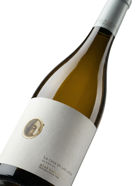 Primer plano de la etiqueta del vino blanco La Casa de Las Locas, Albariño, D.O. Rías Baixas.
