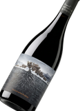 Primer plano de la etiqueta del vino tinto La Garnacha Perdida del Pirineo, D.O. Navarra.