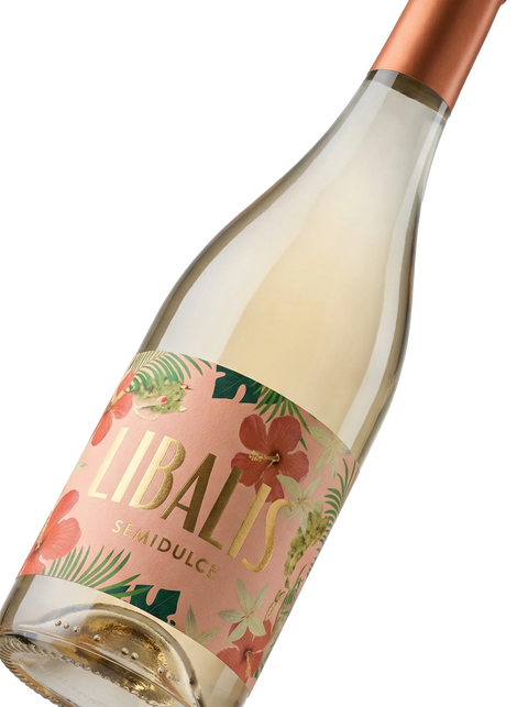 Primer plano de la etiqueta del vino blanco Libalis Semidulce, elaborado con Moscatel, V.T. Valles de Sadacia.