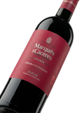 Primer plano de la etiqueta del vino tinto Marqués de Cáceres Crianza en formato Magnum (1,5 L), D.O.Ca. Rioja.
