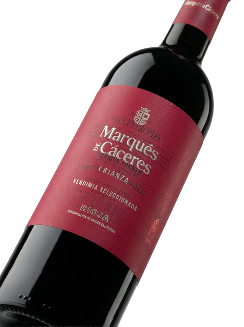 Primer plano de la etiqueta del vino tinto Marqués de Cáceres Crianza en formato Magnum (1,5 L), D.O.Ca. Rioja.
