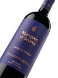 Primer plano de la etiqueta del vino tinto Marqués de Cáceres Reserva, D.O.Ca. Rioja.