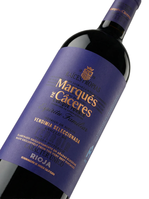 Primer plano de la etiqueta del vino tinto Marqués de Cáceres Reserva, D.O.Ca. Rioja.