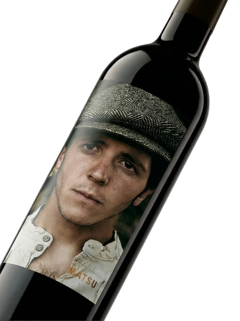 Primer plano de la etiqueta del vino tinto Matsu El Pícaro en formato Magnum (1,5 L), con imagen de un hombre joven, D.O. Toro.