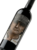 Primer plano de la etiqueta del vino tinto Matsu El Recio, con la imagen de un hombre de mediana edad, D.O. Toro.