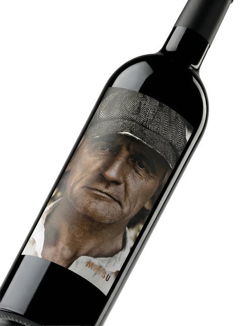 Primer plano de la etiqueta del vino tinto Matsu El Recio, con la imagen de un hombre de mediana edad, D.O. Toro.