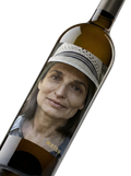 Primer plano de la etiqueta del vino blanco Matsu La Jefa, con la imagen de una mujer anciana, D.O. Toro.