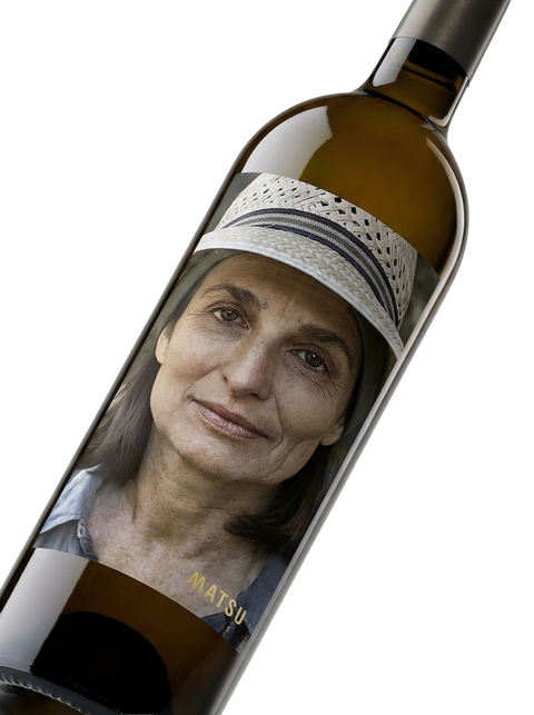 Primer plano de la etiqueta del vino blanco Matsu La Jefa, con la imagen de una mujer anciana, D.O. Toro.