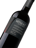 Primer plano de la etiqueta del vino tinto Mimat Negre, elaborado con Garnacha, D.O. Terra Alta.