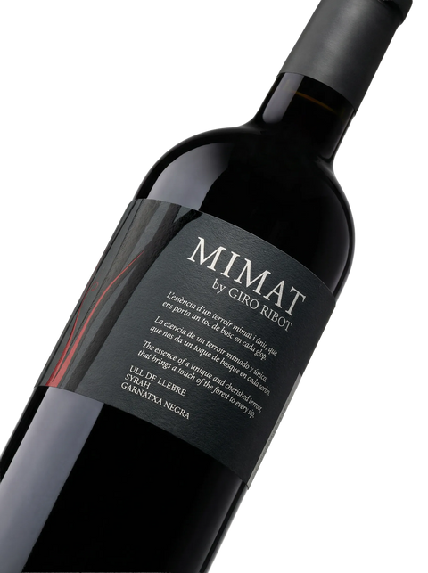 Primer plano de la etiqueta del vino tinto Mimat Negre, elaborado con Garnacha, D.O. Terra Alta.