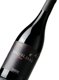 Primer plano de la etiqueta del vino tinto Miquel Jané Syrah, D.O. Penedès.