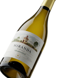 Primer plano de la etiqueta del vino blanco Miranda d'Espiells de Juvé & Camps, elaborado con Chardonnay, D.O. Penedès.