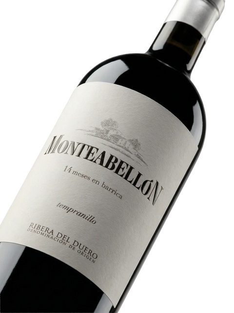 Primer plano de la etiqueta del vino tinto Monteabellón 14 Meses, D.O. Ribera del Duero.