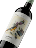 Primer plano de la etiqueta del vino tinto Nobbis de Bodegas Obergo, elaborado con Garnacha, D.O. Somontano.