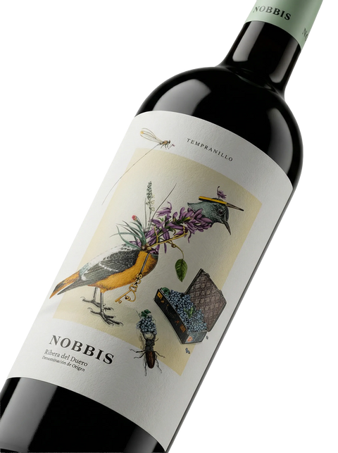 Primer plano de la etiqueta del vino tinto Nobbis de Bodegas Obergo, elaborado con Garnacha, D.O. Somontano.