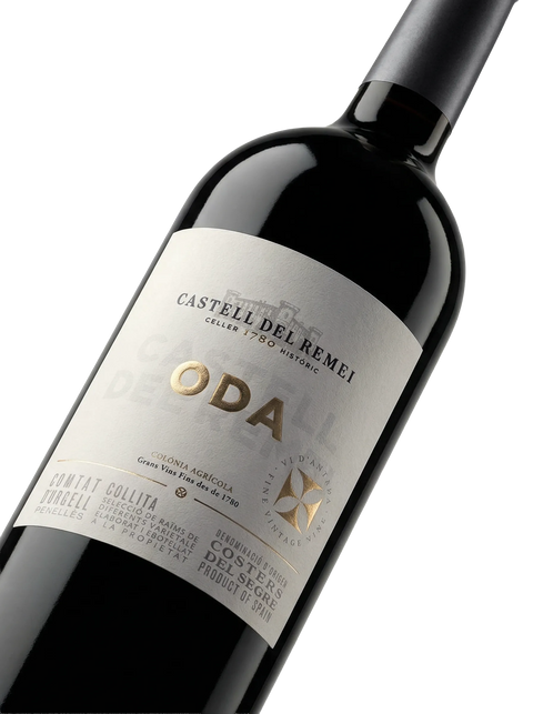 Primer plano de la etiqueta del vino tinto Oda Negre de Castell del Remei en formato Magnum (1,5 L), D.O. Costers del Segre.