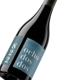 Primer plano de la etiqueta del vino tinto Pagos de Anguix 822, D.O. Ribera del Duero.