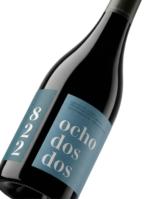 Primer plano de la etiqueta del vino tinto Pagos de Anguix 822, D.O. Ribera del Duero.
