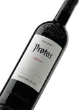 Primer plano de la etiqueta del vino tinto Protos Crianza, D.O. Ribera del Duero.