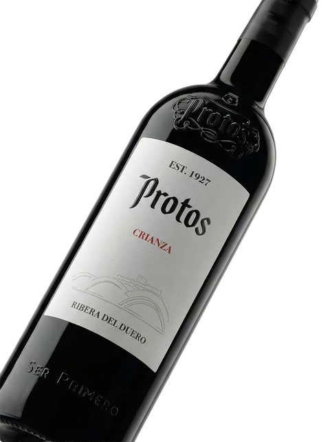 Primer plano de la etiqueta del vino tinto Protos Crianza, D.O. Ribera del Duero.