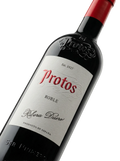 Primer plano de la etiqueta del vino tinto Protos Roble, D.O. Ribera del Duero.