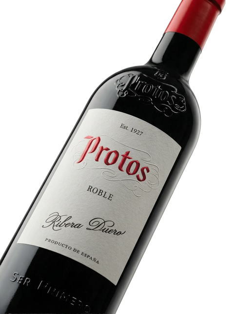 Primer plano de la etiqueta del vino tinto Protos Roble, D.O. Ribera del Duero.