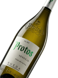 Primer plano de la etiqueta del vino blanco Protos Verdejo, D.O. Rueda.