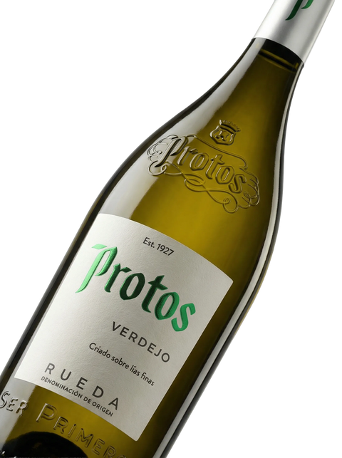 Primer plano de la etiqueta del vino blanco Protos Verdejo, D.O. Rueda.