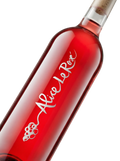 Primer plano de la elegante botella de vino rosado AJV Alice Le Rose.