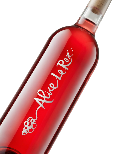 Primer plano de la elegante botella de vino rosado AJV Alice Le Rose.