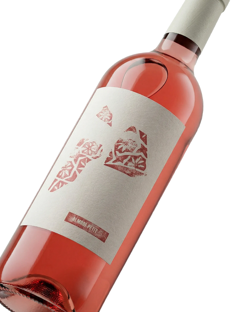 Primer plano de la botella de vino rosado Altavins Almodí.