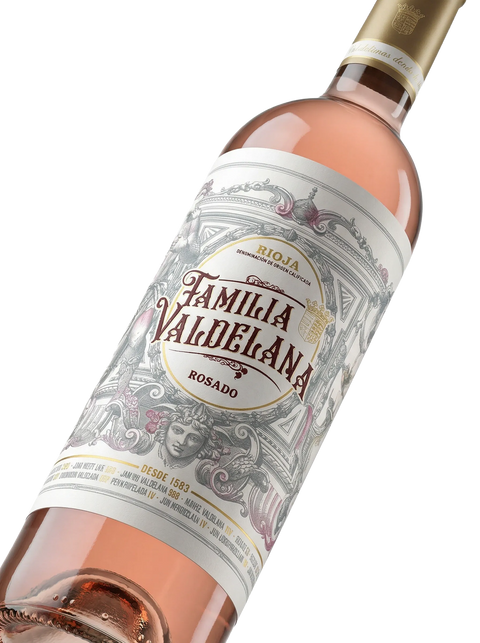 Primer plano de la botella de vino rosado Familia Valdelana.