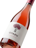 Primer plano de la botella de vino rosado Ozu by Otazu Merlot.