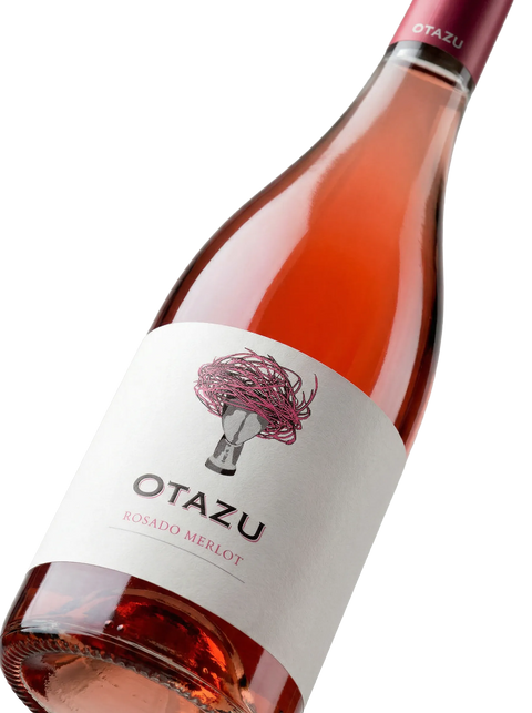 Primer plano de la botella de vino rosado Ozu by Otazu Merlot.