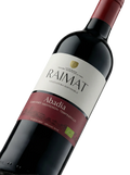 Primer plano de la etiqueta del vino tinto Raimat Abadia, elaborado con Cabernet Sauvignon y Tempranillo, D.O. Costers del Segre.